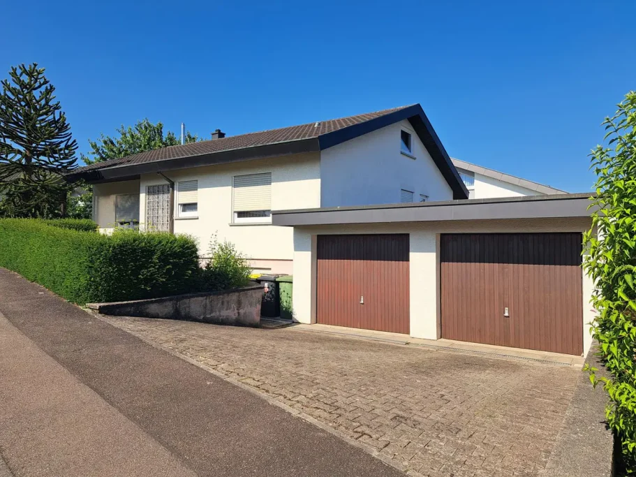 Hausansicht mit Garagen
